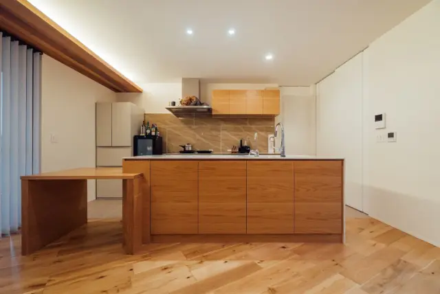 【インナーガレージのある平屋】
上質さとリラックス感のある平屋のお住まい。
天然石と木目が映えるLDKは、まるで海外のリゾートにいるかのような雰囲気🛋
中庭を囲むように配置された間取りは、家の中にいながら外の雰囲気も感じられる設計。
造作洗面や、しっとり落ち着いた照明など、細部までこだわりが詰まったお家です🏠
施工例として、ぜひ参考にしてみてください☺️

見返すには保存がおすすめです🏠
－－－－－－－－－－－－－－－
▼その他施工例も紹介中！▼
@checkhouse_ryuji_nishimura
－－－－－－－－－－－－－－－
おしゃれも、くらしも、ぜんぶ。
建築家とつくる提案住宅
－－－－－－－－－－－－－－－
#チェックハウス は『毎日一生、胸躍る家を建てよう』をテーマに家づくりを通してその先にある毎日の生活がワクワクするような理想の暮らしをカタチにしており、「非日常」を「日常」取り入れていく、そんなお家づくりを得意としています🏠

#施工例写真 #リゾート住宅 #自由設計の家づくり #家事ラク動線 #趣味と暮らす家 #おしゃれなインテリア
#建築家デザイン #建築家とつくる #工務店とつくる家 #工務店探し #愛知注文住宅 #名古屋注文住宅 #愛知の工務店 #名古屋の工務店 #インナーガレージ #平屋 #平屋の暮らし
#土地探し中 #土地探しからの家づくり
#チェックハウス #チェックハウス名古屋守山
#家づくり計画中の人と繋がりたい
#interiorstyle #architects #resorthouse #concepthouse #japanhouse #Japanesehouse