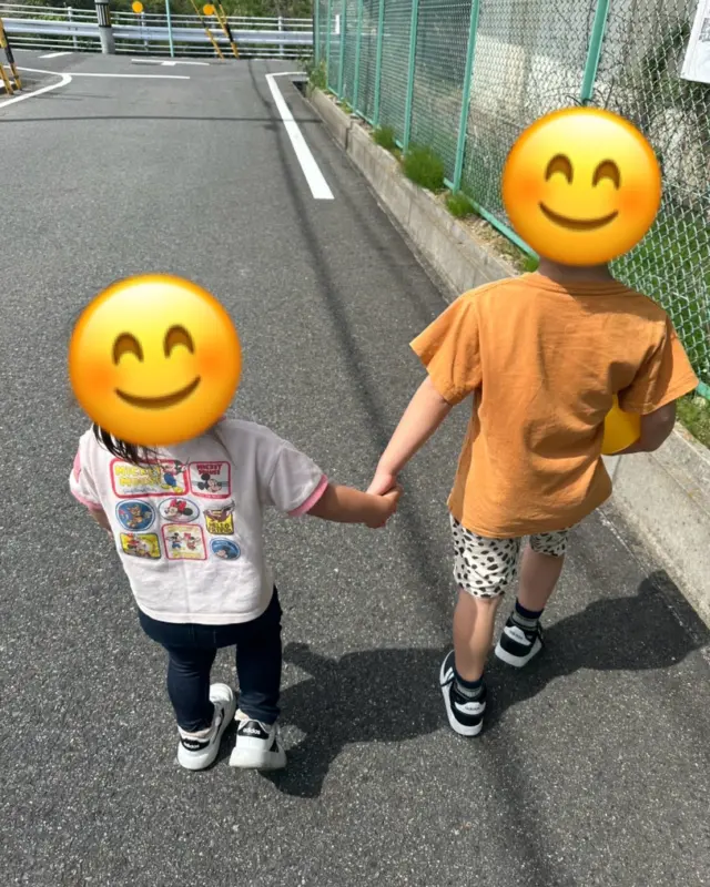 保育園帰りにほっこり☺️
お兄ちゃんが妹の手を引く姿は頼もしいです！✨

－－－－－－－－－－－－－－－
▼その他施工例も紹介中！▼
@checkhouse_ryuji_nishimura
－－－－－－－－－－－－－－－
おしゃれも、くらしも、ぜんぶ。
建築家とつくる提案住宅
－－－－－－－－－－－－－－－
#チェックハウス は『毎日一生、胸躍る家を建てよう』をテーマに家づくりを通してその先にある毎日の生活がワクワクするような理想の暮らしをカタチにしており、「非日常」を「日常」取り入れていく、そんなお家づくりを得意としています🏠

#施工例写真 #リゾート住宅 #自由設計の家づくり #家事ラク動線 #趣味と暮らす家 #おしゃれなインテリア
#建築家デザイン #建築家とつくる #工務店とつくる家 #工務店探し #愛知注文住宅 #名古屋注文住宅 #愛知の工務店 #名古屋の工務店 #日常 #日常のひとコマ #日常の写真 
#土地探し中 #土地探しからの家づくり
#チェックハウス #チェックハウス名古屋守山
#家づくり計画中の人と繋がりたい
#interiorstyle #architects #resorthouse #concepthouse #japanhouse #Japanesehouse